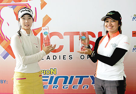 Hwang Ye-nah (left) holds her trophy after defeating top amateur Princess Superal for the ICTSI Ladies Open crown. (Manila Standard)