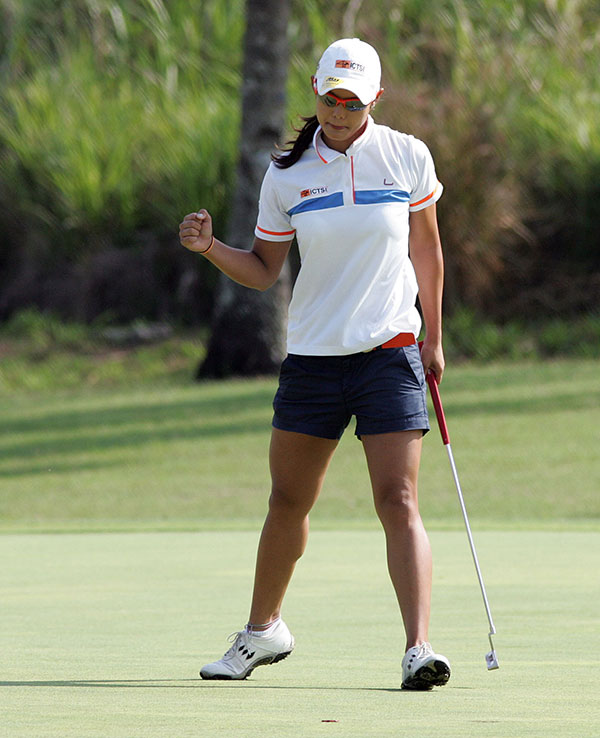 Cyna Rodriguez reacts after sinking a birdie-putt on the first hole