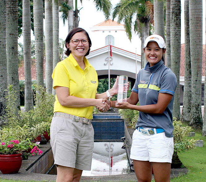 Cyna Rodriguez (right) receives her trophy as she shakes hands with Pilipinas Golf Tournaments, Inc. general manager Colo Ventosa after topping the ICTSI Riviera Ladies Classic with a six-shot romp over Sarah Ababa.