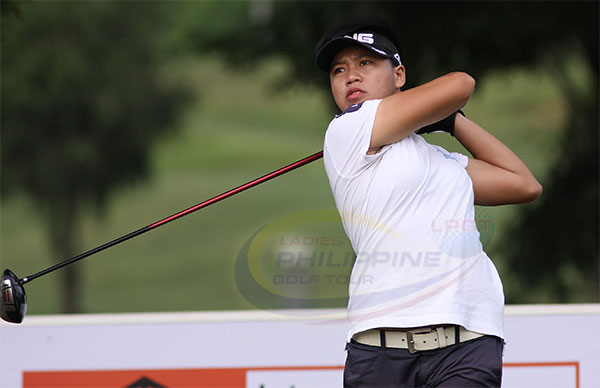 Sarah Ababa watches her drive on the opening hole