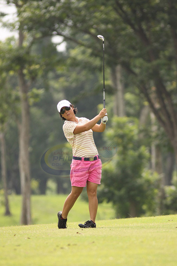 Cristina Corpus hits her approach shot on No. 1