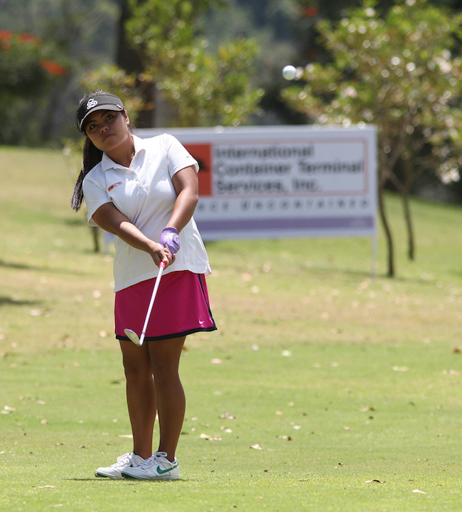 Dottie Ardina chips onto the 18th green en route to a 72