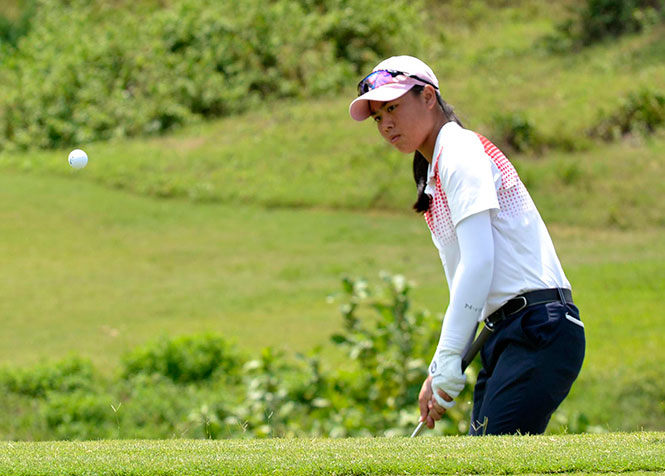 Yuka Saso chips onto the green on the par-3 No. 8 to save par.