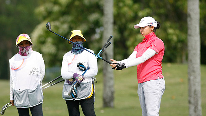 Princess Superal checks the line of her putt