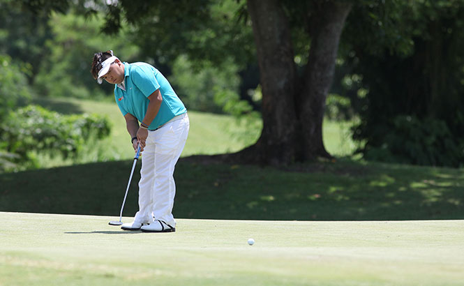 Chihiro Ikeda muffs her birdie putt on No. 1