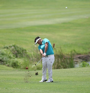 Chihiro Ikeda hacks her approach shot on No. 7