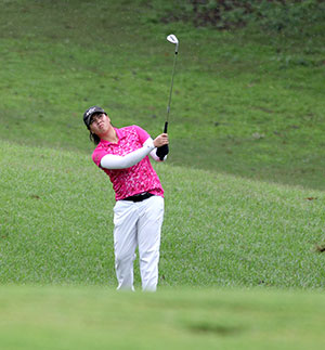 Pauline del Rosario watches her approach shot on No. 4.