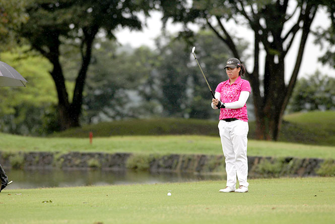 Pauline del Rosario aims for her target on No. 5.