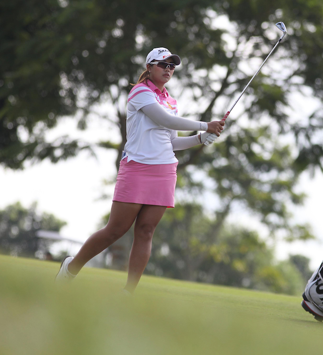 Thai Chatprapa Siriprakob watches her approach shot on No. 7