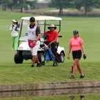 del rosario looking her ball with the rules officials at their back in hole 9