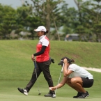 del rosario checking his aliignment while superal study her line