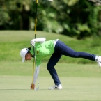 saso pick up her ball inside in 17 after she eagled the hole