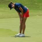 ploychompoo drop her shoulder after she miss her berdie putt in hole 8