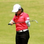 chia-yen wu check her clubs as hse prepares her shots