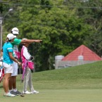 soisuwan-receiving-instruction-to-her-caddies-father