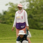 chamchoi alligning her ball in 11